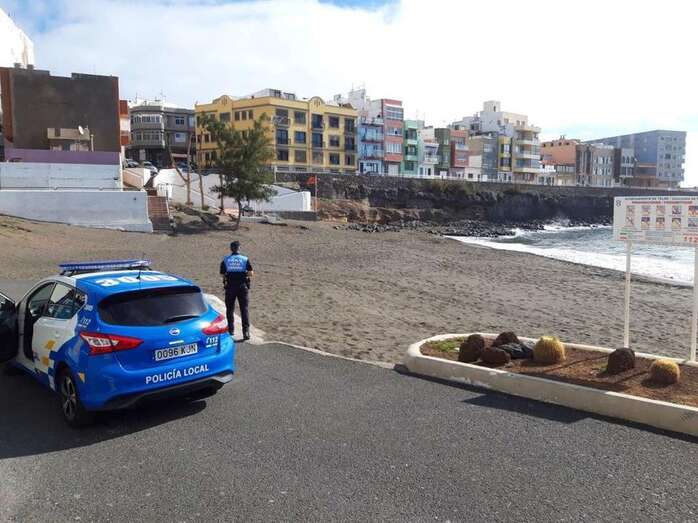 Policía Local en el playa de La Garita (Foto TA)